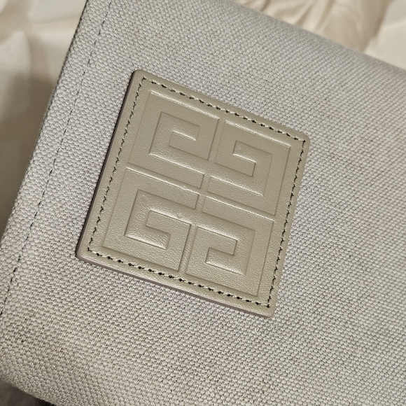 Givenchy Medium G Tote - Picture 2 of 13